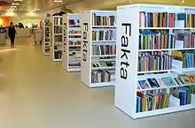 "Library shelves with the word 'Fakta' written on them"