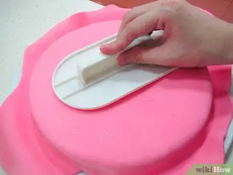 Image titled Smooth Fondant on a Cake Step 5