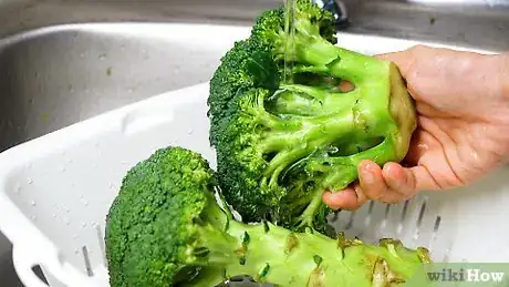 Image titled Clean Broccoli Step 2