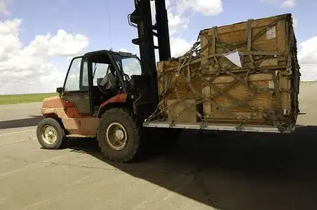 Image titled Manitou_forklift_in_Kenya