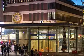 Corner between Klarabergsgatan and Drottninggatan with entrance to T-Centralen in the foreground.