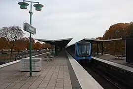 Twin platforms with terminating train, 2018