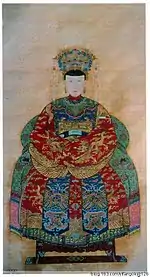 Qing dynasty fengguan xiapei (凤冠霞帔), a yunjian is on top of the attire.