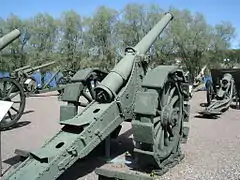 A French Cannon de 120 mm L mle 1878 with Bonagente groussers and ramps at the Hämeenlinna Artillery Museum.