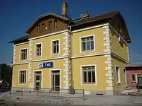 Quoins only, with long and short strips, on a Czech railway station