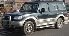 Hyundai Galloper II, a Korean sport utility vehicle based on the mechanical platform of the first-generation Mitsubishi Pajero. This Galloper II is the Exceed (four-door wagon) model, and is equipped with a turbo engine and front brush guard; the body is colored dark blue or dark green, and the lower body cladding is silver.