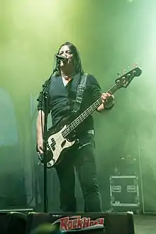 Crane performing with Black Star Riders in 2015