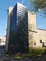 External lift shaft incorporating book titles