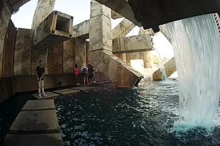 Square platforms allow access inside the fountain (2017)