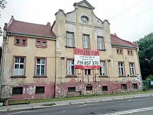 Main frontage on the street