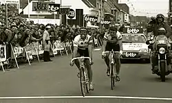 Aankomst Eddy Planckaert, Dwars door België 1988, Waregem, Maurice Terryn (collectie KOERS. Museum van de Wielersport).