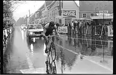 Aankomst Walter Planckaert, Dwars door België 1977, Waregem, Maurice Terryn (collectie KOERS. Museum van de Wielersport)