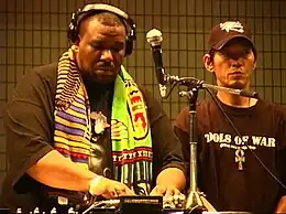 Afrika Bambaataa (l.)