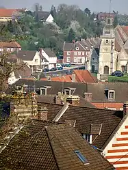 A rooftop view of Airaines, with the church of St-Denis