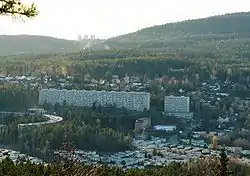 Ammerud as seen from Romsås, with atrium housing, apartment blocks, and villas lining forested Lillomarka.Photo: C. Hill, 2007