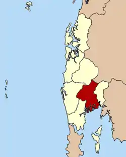 The Ko Nom Sao islets are part of the Mueang Phang Nga district (in red).