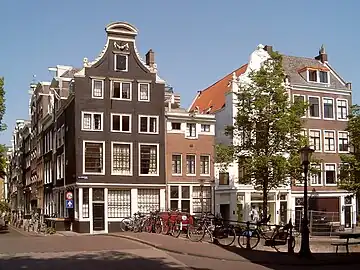 Canal houses at Blauwburgwal-Herengracht, bridge 19 in foreground