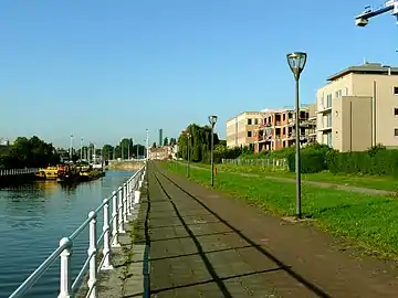 View along the canal in La Roue.