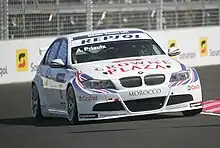 A Super 2000 BMW 320si competing in the 2009 World Touring Car Championship