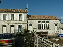 The town hall in Angeduc