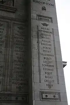 Photo of columns 9 and 10 on the northern pillar of the Arc de Triomphe.