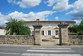 The town hall in Aubie-et-Espessas