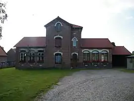 The town hall and school in Avelesges