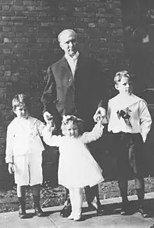 Bartlett Richards with children (c. 1908)