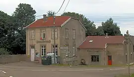 The town hall and school in Battexey