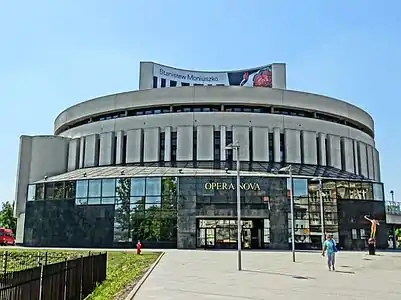 Main entrance on Focha Street