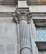 Corinthian column at the Hôtel de Bernuy.