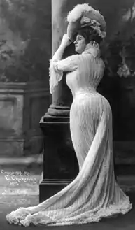 Actress Bianca Lyons shows the exaggerated female curves achieved by corsets and padding, c. 1902