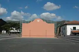 Open-air single walled fronton in Bidarray.