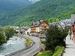 The village of Bossòst, next to the Garona river.