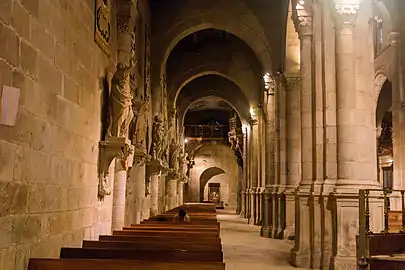 Lateral aisle and their arches.