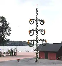 Midsummer pole in 2019 in Bromarv harbour.