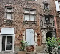 Hôtel de Guillaume de Bernuy: the staircase tower disappears in favour of a straight staircase announced by a monumental doorway.