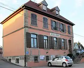 The town hall and school in Buethwiller