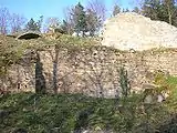 The west zwinger with the cistern tower (left), as well as one of the two surviving cellar vaultings