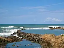 Grève et paysage de bord de mer.