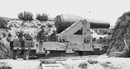 A Confederate 10-inch (254 mm) columbiad on a center pivot mount, as in Battery Four at Port Hudson, Louisiana. This gun could fire in any direction, and was so effective that Union troops referred to it as the “Demoralizer”.