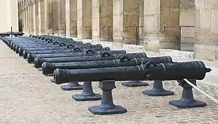 A series of bronze Canon de 12, époque of Louis XV, Honorary Courtyard (French: Cour d'Honneur) of Les Invalides.