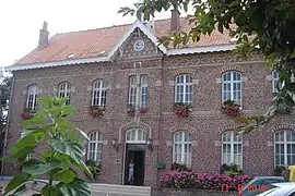 The town hall in Cantin