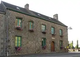 The town hall in Carelles