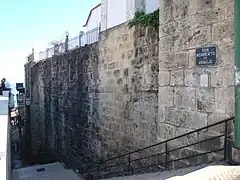 Cerca moura leading downhill from former Porta do Sol.