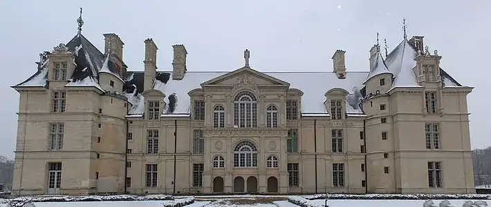 Facade of the north wing,  with the peristyle by Jean Bullant covering the stairway to the royal apartments