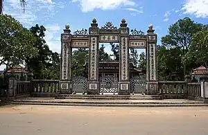 Tam quan style of four pillars Quốc Ân Temple, Huế