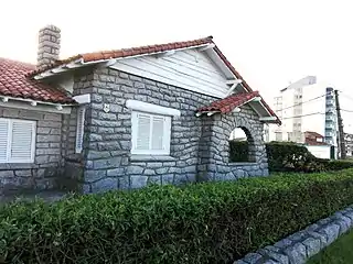 A Mar del Plata style house with an ample, arched porche and a white orthoquartzite facade. One of the few extant on the city's sea front still in original conditions by 2022