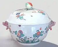 Chantilly soft-porcelain terrine, Japanese Kakiemon style, 1725-1751.