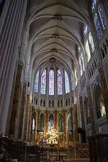 Choir of Chartres Cathedral, Classic Gothic: dark triforium, windows partly without tracery, partly with proto-tracery.